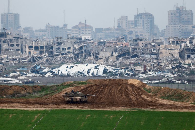 &copy; Reuters. Tanque israelense perto da fronteira com Gazan 11/2/2025    REUTERS/Amir Cohen