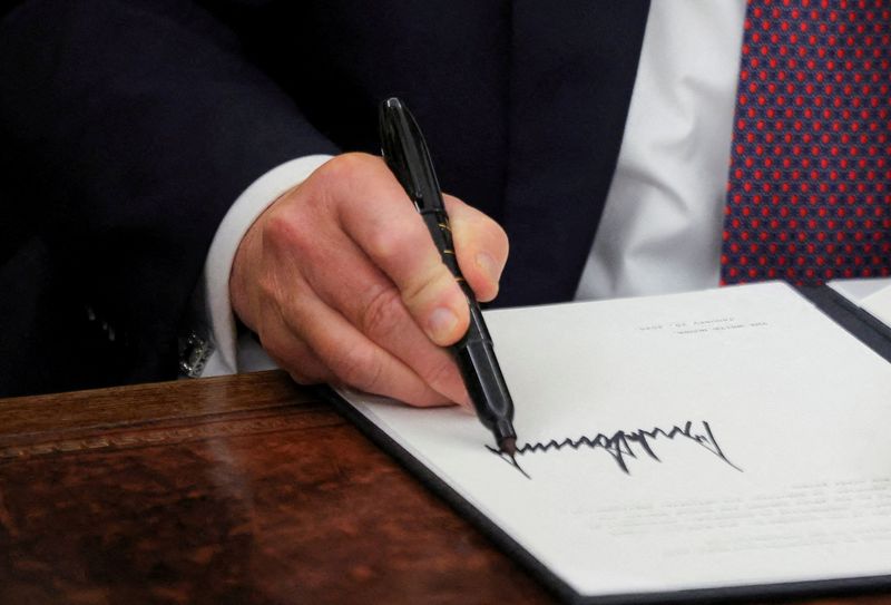 © Reuters. FILE PHOTO: U.S. President Donald Trump signs documents as he issues executive orders in the Oval Office at the White House on Inauguration Day in Washington, U.S., January 20, 2025.  REUTERS/Carlos Barria/File Photo
