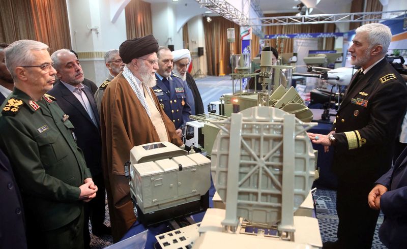 &copy; Reuters. Ali Khamenei em exibição de defesa em Teerãn 12/2/2025   Divulgação via REUTERS
