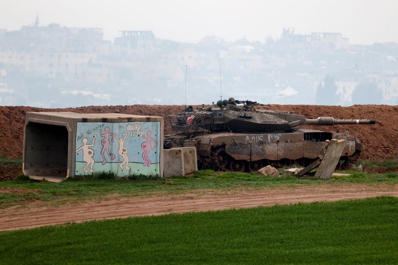 © Reuters. An Israeli tank manoeuvres on the Israeli side of the border with Gaza, amid a ceasefire between Israel and Hamas, as seen from Israel, February 12, 2025. REUTERS/Amir Cohen