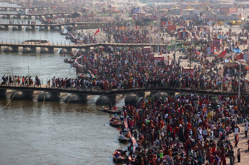 &copy; Reuters. Devotos se reúnem para entrar em Sangam, na confluência dos rios Ganges e Yamuna, durante o festival Kumbh Mela, em Prayagraj, Índian12/02/2025nREUTERS/Ritesh Shukla