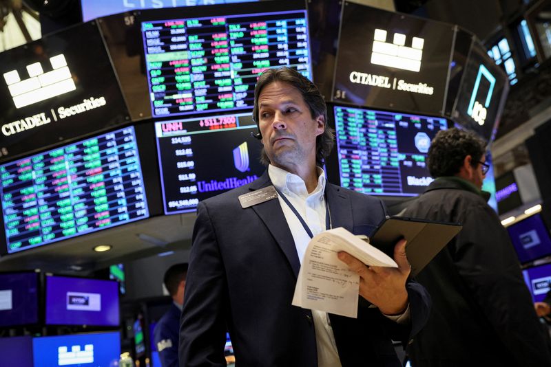 © Reuters. FILE PHOTO: Traders work on the floor of the New York Stock Exchange (NYSE) in New York City, U.S., November 15, 2022. REUTERS/Brendan McDermid/File Photo