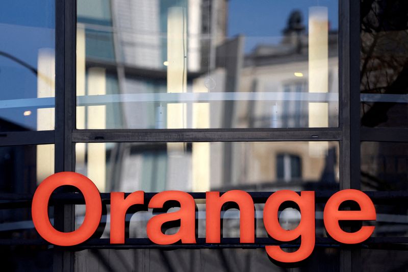 Orange CEO pushes for European sovereignty on satellites, to maintain Starlink ties