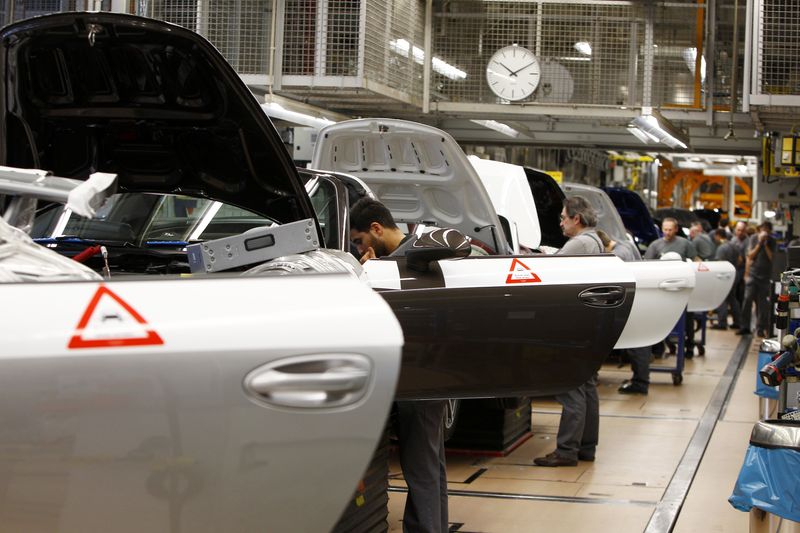 &copy; Reuters. Trabalhadores em fábrica da Porsche em Stuttgart-Zuffenhausen, Alemanhan10/03/2015nREUTERS/Michaela Rehle