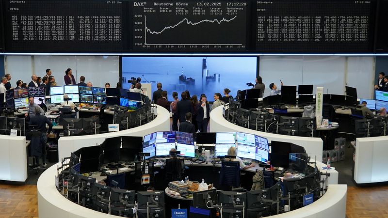 © Reuters. German share price index DAX graph is pictured at the stock exchange in Frankfurt, Germany, February 13, 2025.    REUTERS/Staff