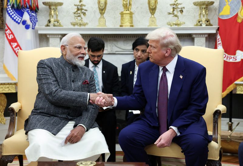© Reuters. U.S. President Donald Trump and Indian Prime Minister Narendra Modi shake hands, at the White House in Washington, D.C., U.S., February 13, 2025. REUTERS/Kevin Lamarque