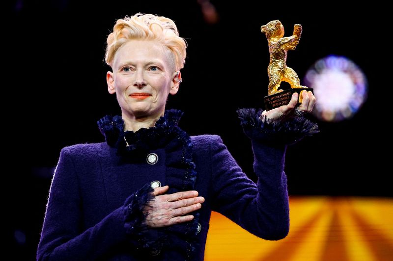 &copy; Reuters. Atriz britânica Tilda Swinton no Festival de Cinema de Berlimn13/02/2025nREUTERS/Fabrizio Bensch