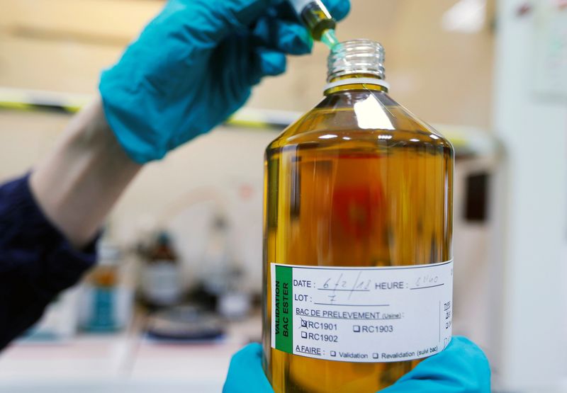 &copy; Reuters. Trabalhador com garrafa de produto usado na fabricação de biodieseln13/02/2018nREUTERS/Regis Duvignau