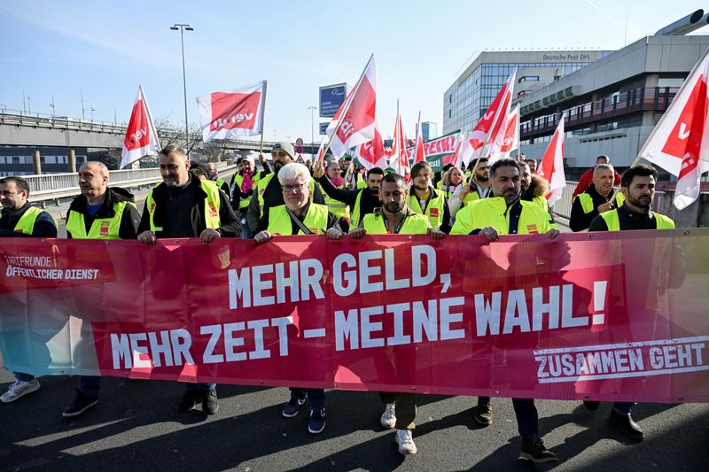 Airport strike to all but freeze German air travel on Monday