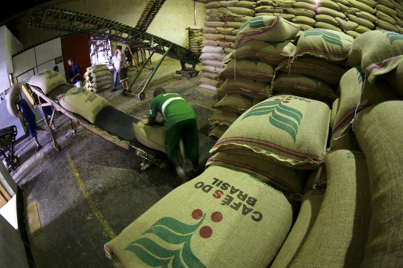 &copy; Reuters. Armazém de café em Santosn10/03/2015nREUTERS/Paulo Whitaker