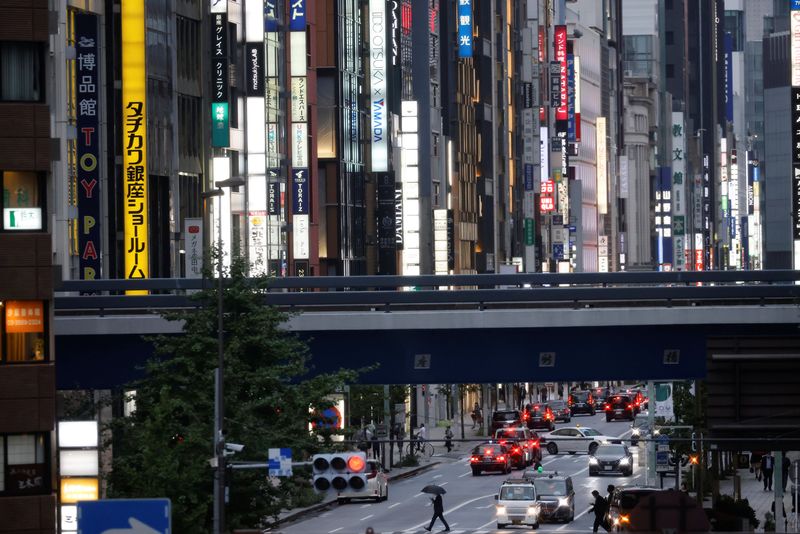 &copy; Reuters. Homem cruza avenida perto da estação Shimbashi em Tóquion16/08/2021 REUTERS/Ivan Alvarado/File photo