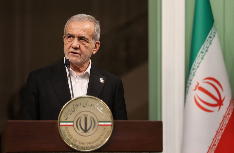&copy; Reuters. Presidente do Irã, Masoud Pezeshkian, durante entrevista coletiva em Teerãn19/02/2025 Majid Asgaripour/WANA (West Asia News Agency) via REUTERS