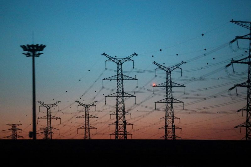 &copy; Reuters. Torres de transmissão de energia em Pequim