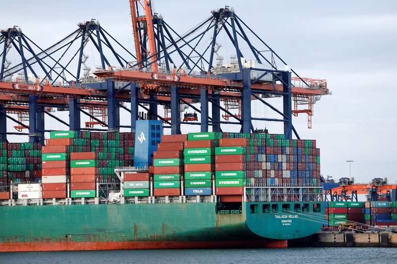 © Reuters. FILE PHOTO: Containers in the Port of Rotterdam are seen in Rotterdam, Netherlands, November 1, 2022. REUTERS/Piroschka van de Wouw/File Photo