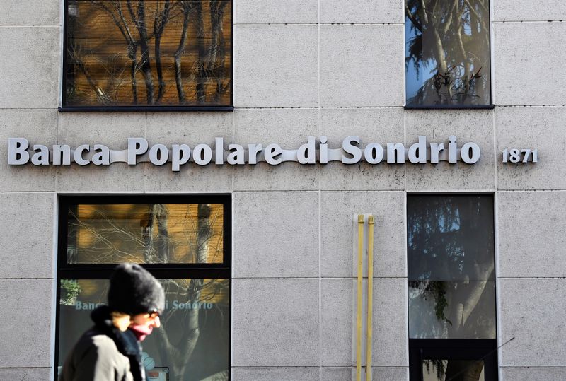 &copy; Reuters. Il logo di Banca Popolare di Sondrio all'esterno di una filiale dell'azienda, a Monza, Italia, 5 febbraio 2020. REUTERS/Flavio Lo Scalzo/Foto d'archivio