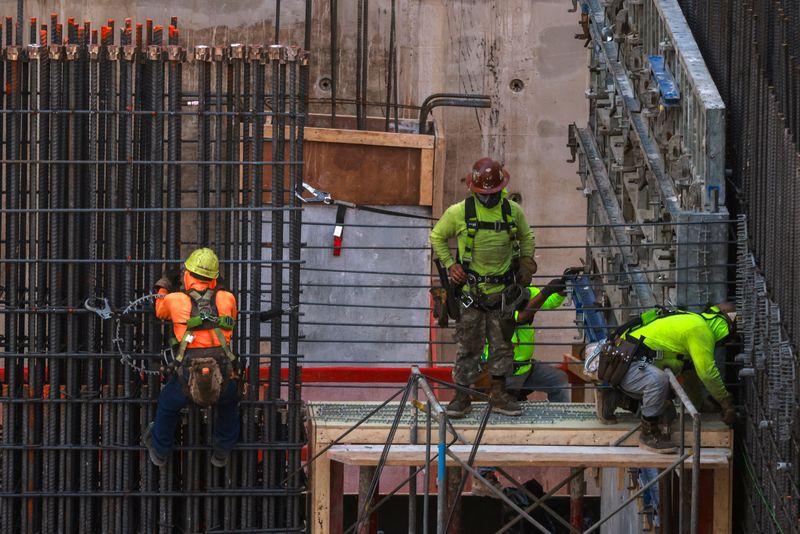 &copy; Reuters. Operários instalam hastes de aço em obra em Miamin11/03/2025 REUTERS/Giorgio Viera