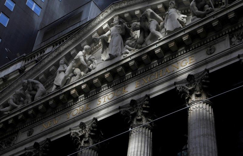 &copy; Reuters. La facciata dell'edificio del New York Stock Exchange (NYSE) a Manhattan a New York, New York, Stati Uniti, 28 gennaio 2021. REUTERS/Mike Segar/Foto d'archivio