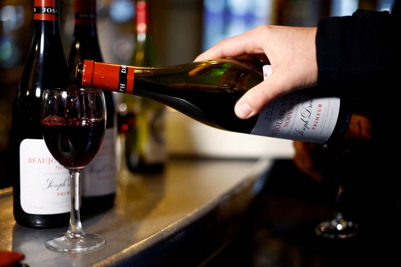 &copy; Reuters. Cliente coloca vinho em taça em restaurante de Parisn16/11/2023 REUTERS/Sarah Meyssonnier