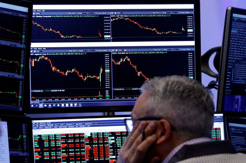 &copy; Reuters. Traders operam na Bolsa de Nova Yorkn24/02/2025nREUTERS/Brendan McDermid