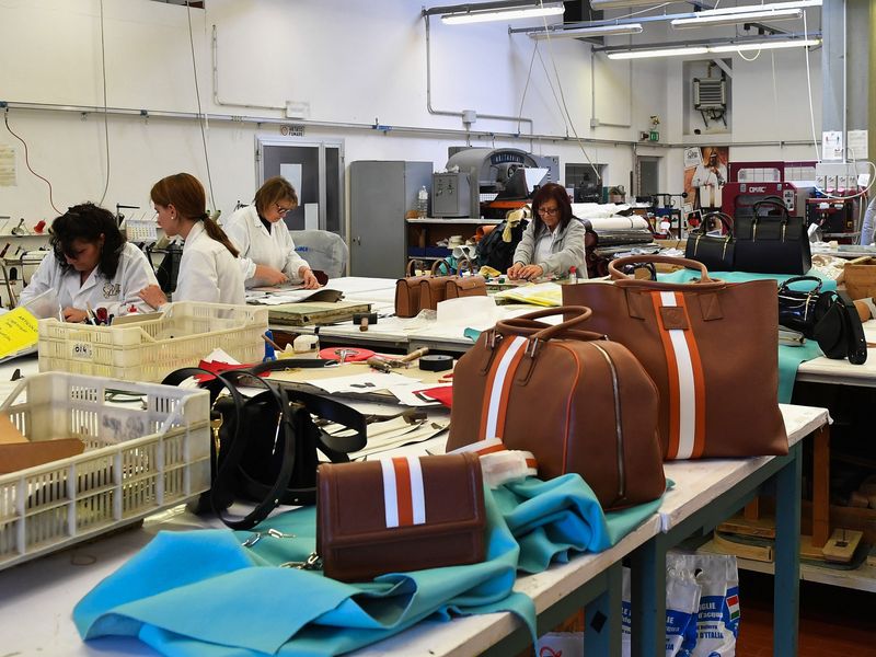 &copy; Reuters. Operaie specializzate toscane partecipano alla fase di produzione di borse di lusso presso la fabbrica Sapaf Atelier 1954, a Scandicci, Firenze, Italia, 22 aprile 2024. REUTERS/Jennifer Lorenzini/File Photo