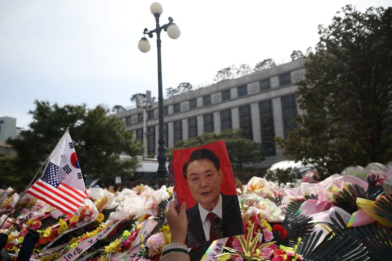 &copy; Reuters. Manifestante segura cartaz com retrato de presidente afastado da Coreia do Sul, Yoon Suk Yeol, em Seuln13/03/2025 REUTERS/Kim Hong-Ji