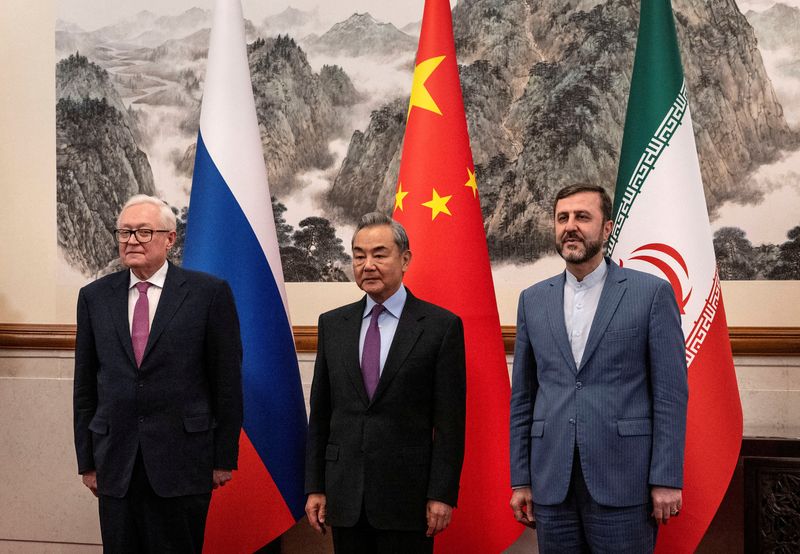 &copy; Reuters. Wag Yi, Sergey Ryabkov e Kazeem Gharibabad em Pequimn 14/3/2025 i   Pool via REUTERS
