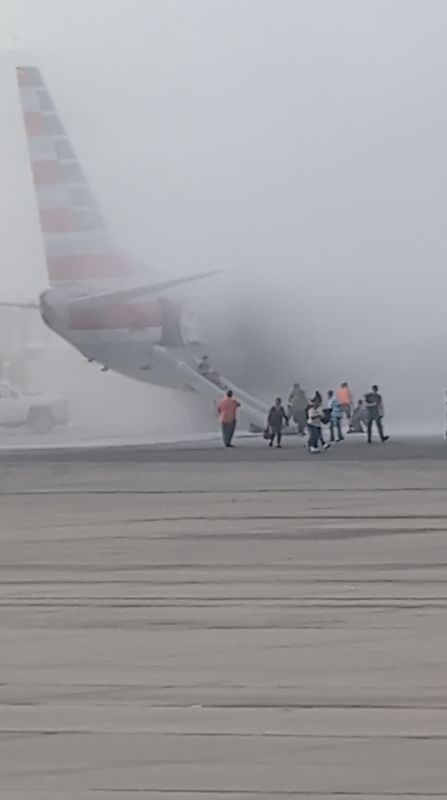 &copy; Reuters. Motor de jato da American Airlines pega fogo ao pousar em Denvern 13/3/2025    Aaron Clark/via REUTERS