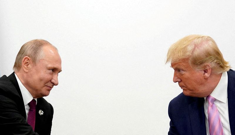 &copy; Reuters. Presidente dos EUA, Donald Trump, e presidente da Rússia, Vladimir Putin, durante encontro na cúpula do G20, em Osaka, no Japãon28/06/2019nREUTERS/Kevin Lamarque