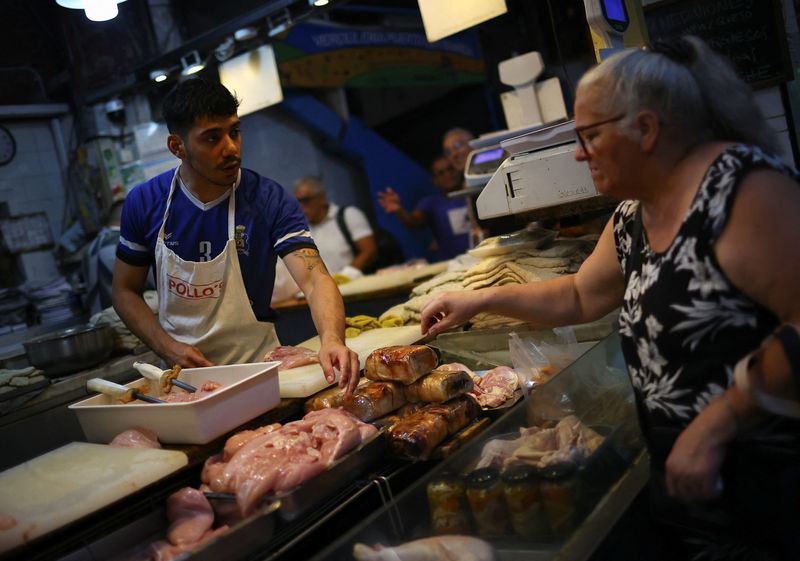 &copy; Reuters. Consumidor busca carne em açouguen23/01/2025nREUTERS/Agustin Marcarian