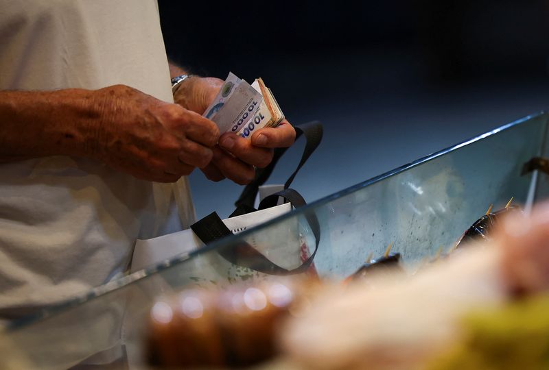 &copy; Reuters. Consumidor faz compras em açouge em Buenos Aires, Argentinan23/01/2025nREUTERS/Agustin Marcarian