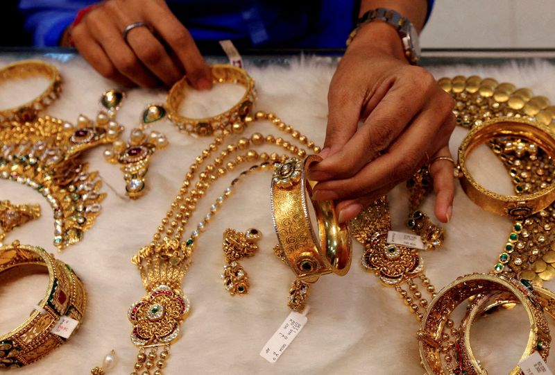 Gold prices gain, Fed meeting in focus