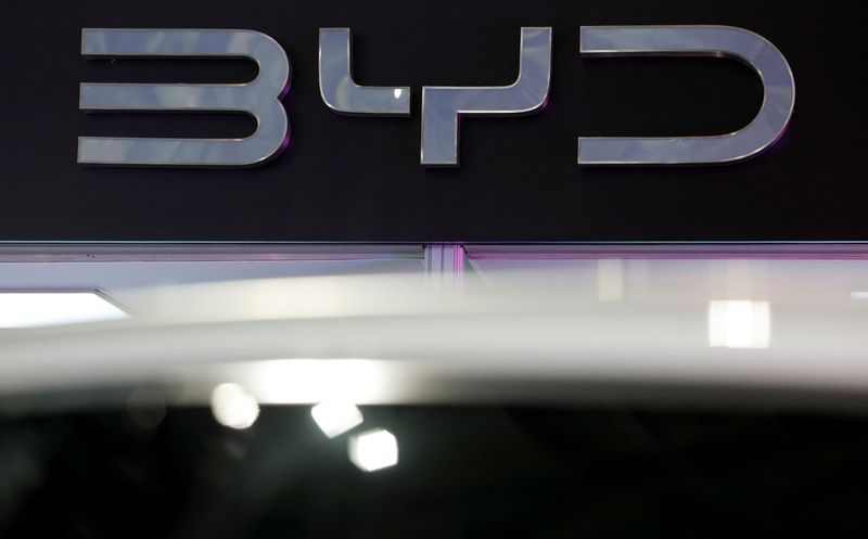 &copy; Reuters. Il logo di Byd in mostra alla fiera Everything Electric presso il centro espositivo e congressuale internazionale ExCeL London a Londra, Gran Bretagna, 28 marzo 2024.  REUTERS/Peter Cziborra