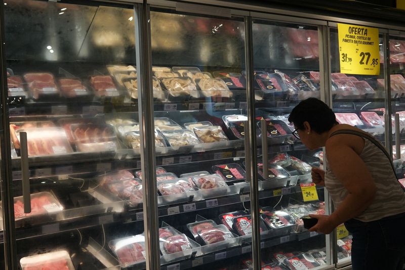 &copy; Reuters. Pessoa olha prateleira de carnes em um supermercado em São Paulon27/11/2024nREUTERS/Amanda Perobelli