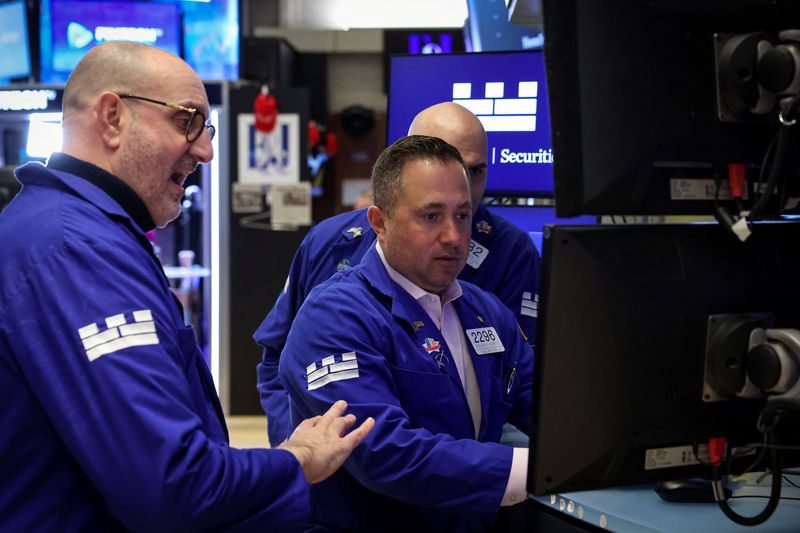 &copy; Reuters. Operadores na bolsa de Nova Yorkn24/02/2025.  REUTERS/Brendan McDermid/File Photo