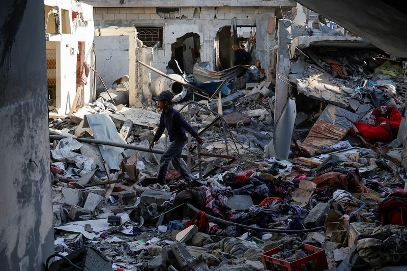&copy; Reuters. Palestinians inspect the site of an Israeli strike on a house, in Khan Younis in the southern Gaza Strip March 18, 2025. REUTERS/Hatem Khaled