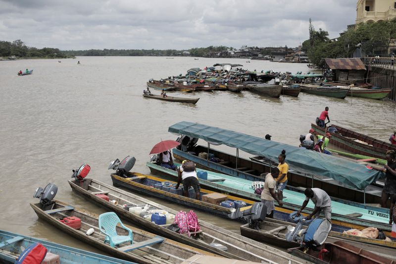 &copy; Reuters. People prepare their boats to navigate the Atrato River, in Quibdo, Colombia March 15, 2025. REUTERS/Paula Andrea Orozco