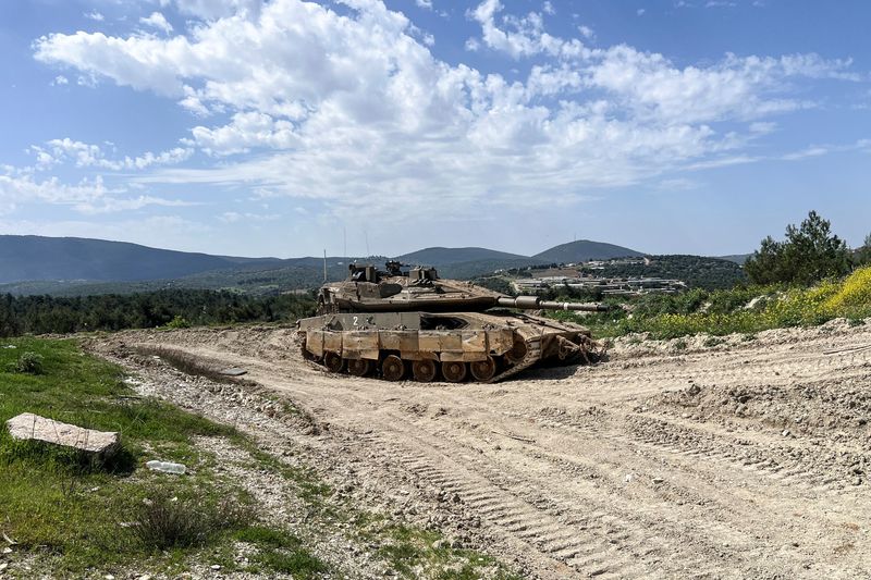 &copy; Reuters. An Israeli tank is positioned on the Israeli side of the Israel-Lebanon border, March 18, 2025 REUTERS/Avi Ohayon