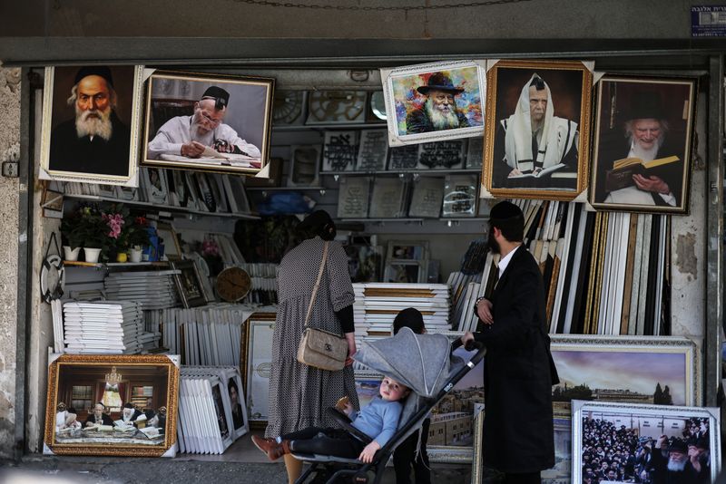 &copy; Reuters. An Ultra-Orthodox Jewish family shop in the Ultra-Orthodox Jewish city of Bnei Brak, Israel March 16, 2025.  REUTERS/Nir Elias
