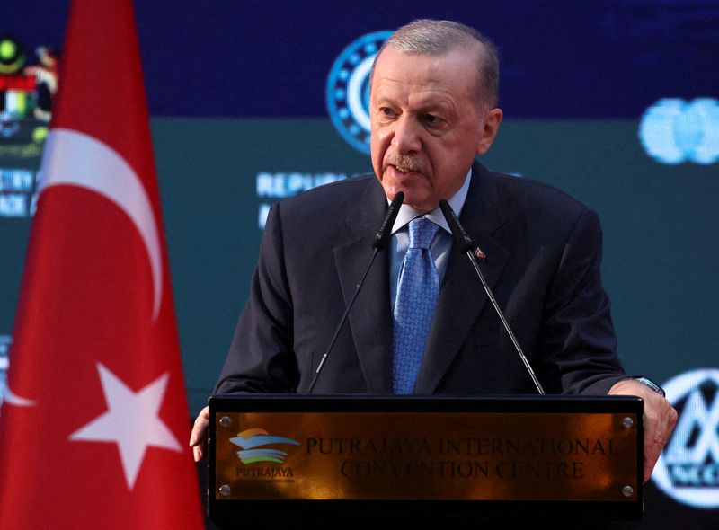 &copy; Reuters. FILE PHOTO: Turkish President Tayyip Erdogan speaks at the Malaysia-Turkey Business Forum during his working visit to Malaysia, in Putrajaya, Malaysia, February 11, 2025. REUTERS/Hasnoor Hussain/File Photo