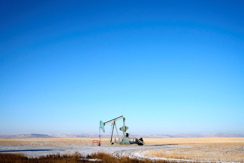 &copy; Reuters. Vista di un martinetto di una pompa petrolifera nelle praterie vicino a Claresholm, Alberta, Canada, 18 gennaio 2025. REUTERS/Todd Korol
