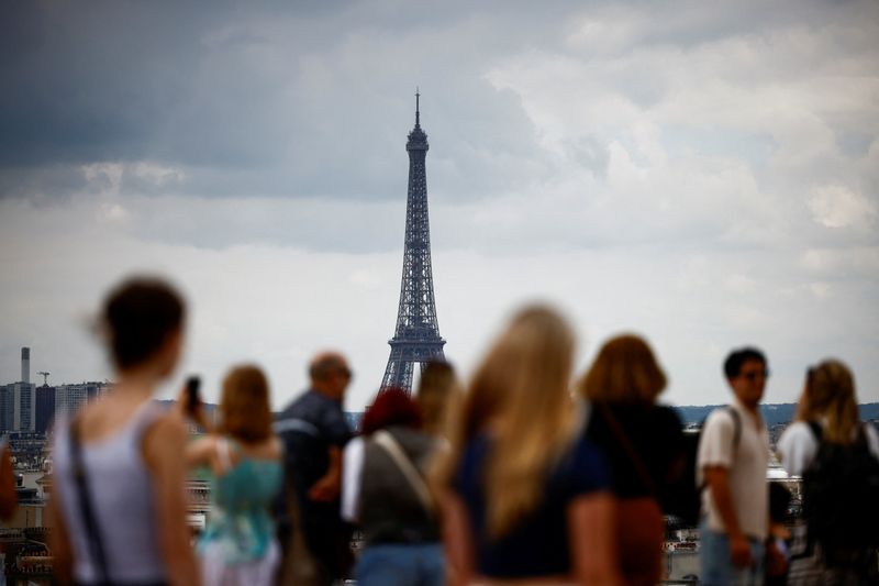 &copy; Reuters. Turistas observam Torre Eiffel, em Paris, na Françan01/07/2024nREUTERS/Yara Nardi
