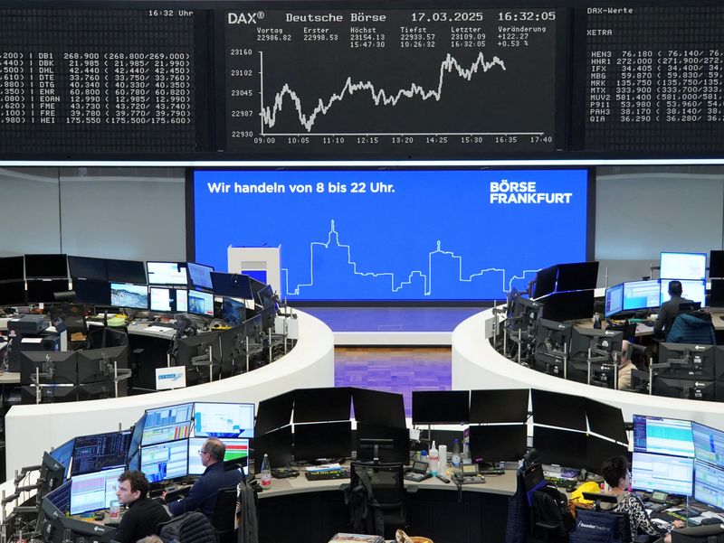 &copy; Reuters. Il grafico del DAX, l'indice dei prezzi delle azioni tedesche, viene mostrato alla borsa di Francoforte, in Germania, il 17 marzo 2025. REUTERS/Staff