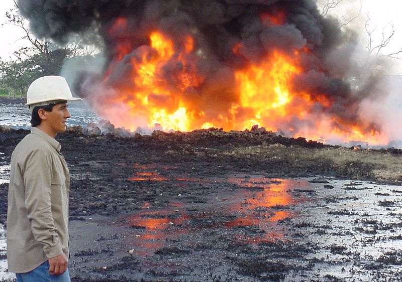 &copy; Reuters. Funcionário caminha perto do oleoduto Caño Limón-Coveñas após ataque em 2001n14/07/2001nREUTERS/