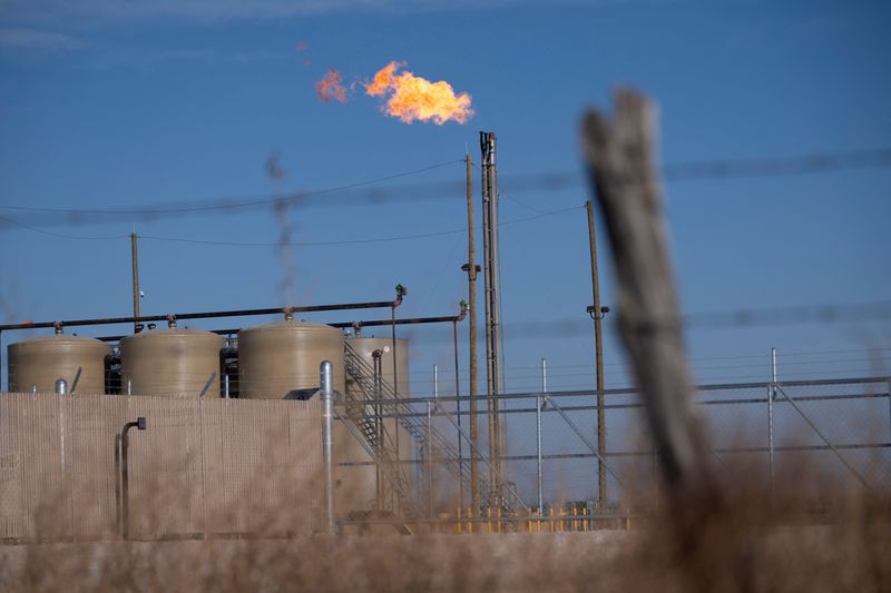 US natgas prices hold near 3-week low on record output, mild weather