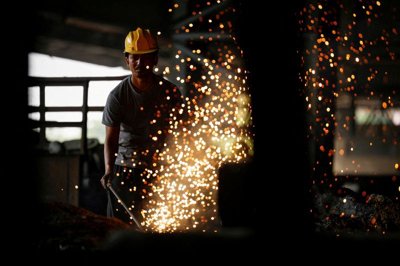 &copy; Reuters. Homem produz aço em fábrica n19/10/2024 REUTERS/Priyanshu Singh/Arquivo