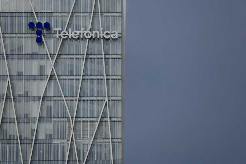 Argentina suspends Telecom's purchase of Telefonica unit