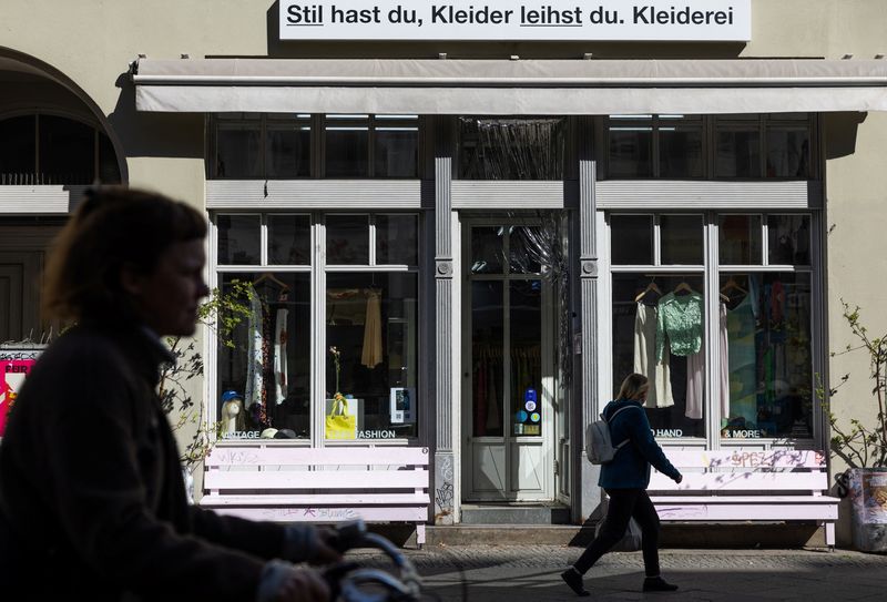 As economy stalls, Germany struggles to get consumers spending