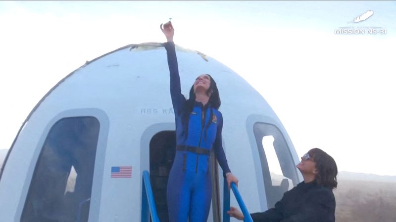 &copy; Reuters. Katy Perry fez parte de tripulação feminina lançada ao espaçon 14/4/2025     Blue Origin/Divulgação via REUTERS