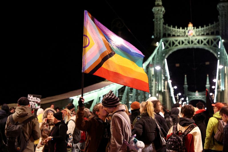 &copy; Reuters. Manifestação após o Parlamento húngaro aprovar lei que proibirá as comunidades LGBTQ+ de realizar sua marcha anual do Orgulho, em Budapesten08/04/2025nREUTERS/Bernadett Szabo
