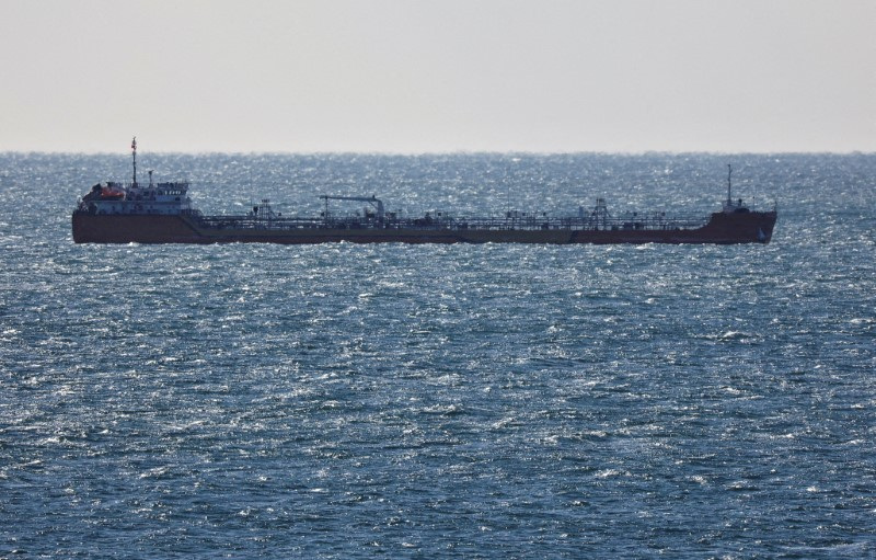 &copy; Reuters. Una petroliera naviga nella baia di Nakhodka, vicino alla città portuale di Nakhodka, Russia, 4 dicembre 2022. REUTERS/Tatiana Meel